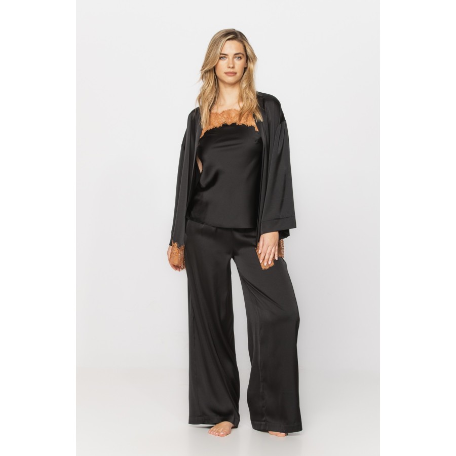 Vista lateral del pijama ajustado negro y naranja